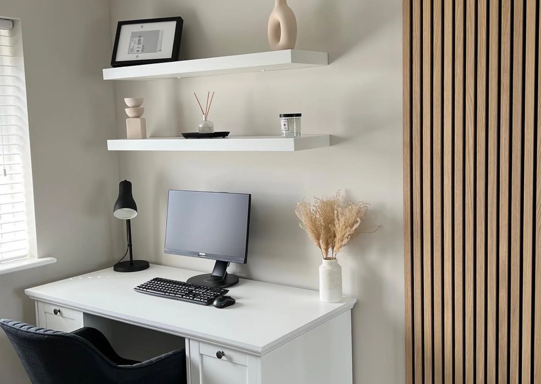 02-bedroom-wood-wall-panels